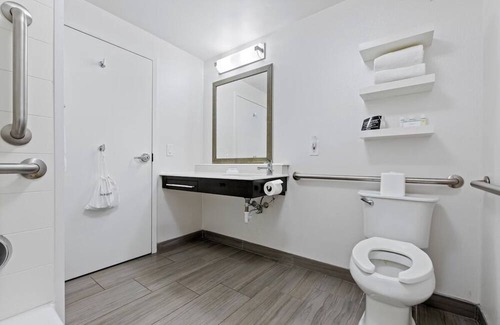 East Texas Hotel | 3 Stylish Rooms with Free Continental Breakfast Near Da Vinci Science Center