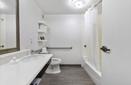 East Texas Hotel | 4 Rooms with Free Continental Breakfast and Pool Near Hiking at Lehigh Parkway