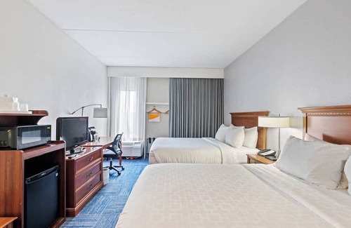 East Texas Hotel | 4 Rooms with Free Continental Breakfast and Pool Near Hiking at Lehigh Parkway