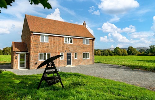 Blandford Forum Apartment | HAMBLEDON HILL COTTAGE - UNIQUE STAY | SLEEPS 6 | PETS ALLOWED | HOT TUB | BBQ | PATIO | WI-FI