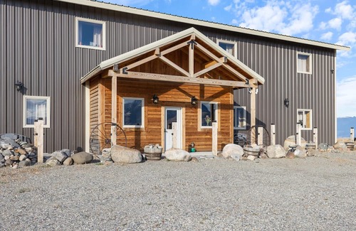 Emigrant Apartment | Elk Suite at Caspari Lodge: Epic Paradise Valley Views