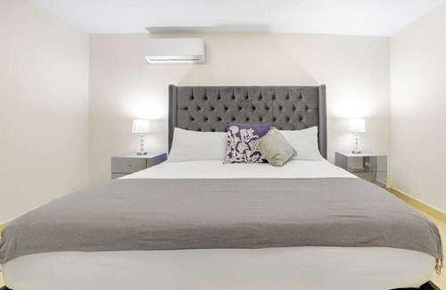 Tijuana Bed & Breakfast | KingBed+CouchBed-NearD`Border