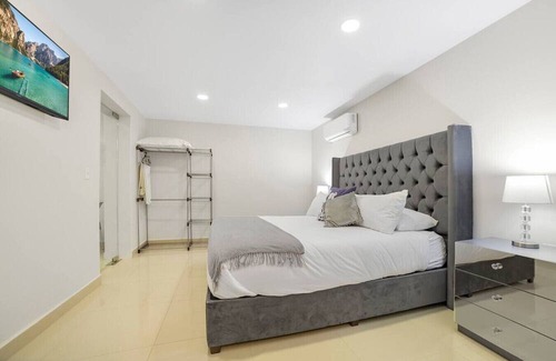 Tijuana Bed & Breakfast | KingBed+CouchBed-NearD`Border