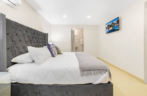 Tijuana Bed & Breakfast | KingBed+CouchBed-NearD`Border