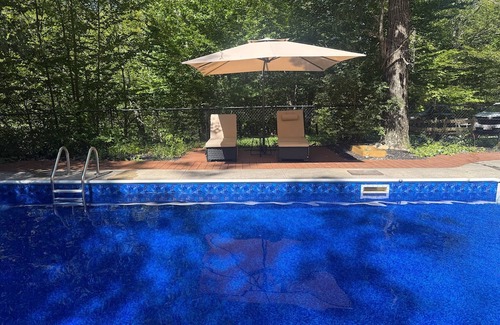 East Chatham House | Blue Bird Chalet – 5BR Retreat w/Sauna, Pool + Loft, Near Jiminy Peak