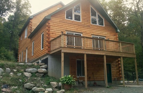 East Chatham House | Blue Bird Chalet – 5BR Retreat w/Sauna, Pool + Loft, Near Jiminy Peak