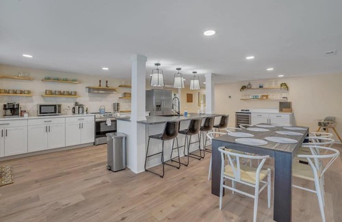 Manning House | Marvelous Manning: 4-Bdr + Studio + Waterfront