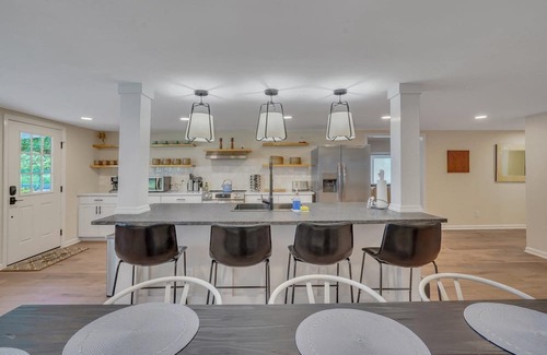 Manning House | Marvelous Manning: 4-Bdr + Studio + Waterfront