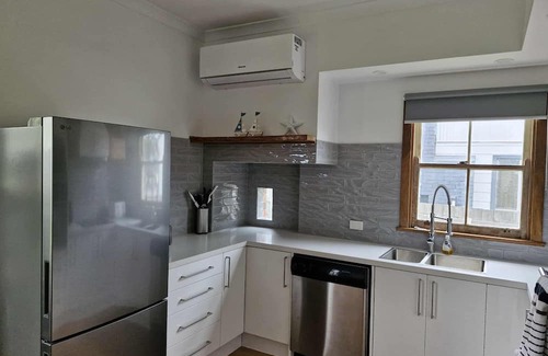 Portland House | Seabreeze cottage full kitchen sleeps 6 heating and cooling and log fire