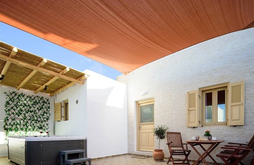 Tholos House | Charming House in the Heart of Oia, Private Jacuzzi, Spacious Yard and Kitchen