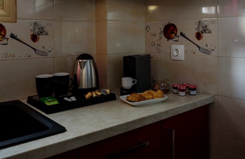 Tholos House | Charming House in the Heart of Oia, Private Jacuzzi, Spacious Yard and Kitchen