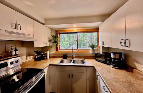 East Kootenay House | Alpine Retreat Basement Suite