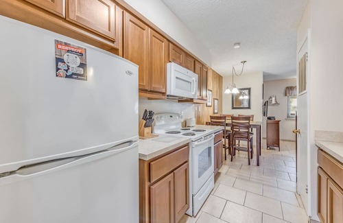 Port Aransas Condo | Roomy 1 BDRM Large Pool w/a Private Courtyard and a 5 Min Walk to the Beach