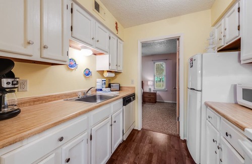 Port Aransas Condo | Roomy 1 BDRM Large Pool w/a Private Courtyard and a 5 Min Walk to the Beach