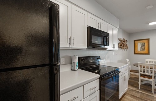Port Aransas Condo | Roomy 1 BDRM block from the BEACH Large Pool w/a Private Courtyard