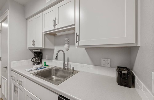 Port Aransas Condo | Roomy 1 BDRM block from the BEACH Large Pool w/a Private Courtyard