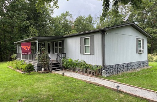 Toms Brook House | Comfortable 4 Person Cottage with North Fork of the Shenandoah River Access