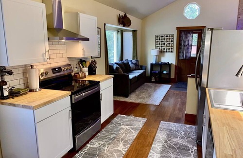 Bear Creek Apartment | Salmon Suite at Bell In The Woods B&B (2 x Queen/Twin) Max 5ppl