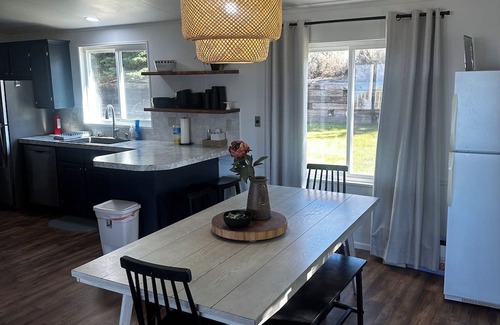 Dingle House | 1-Min Walk to Private Beach, Lake Views, Pickleball, Gated Family Getaway!