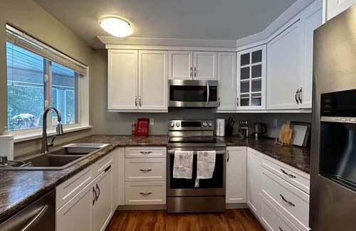 Port Coquitlam House | Spacious Garden-Level Suite Near Trails – Safe & Walkable Area