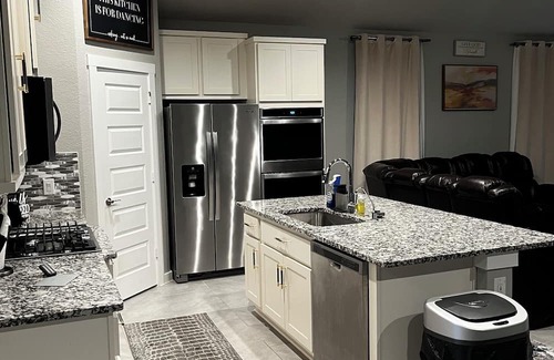 Katy House | Charming 3-bedroom house with Pool, WiFi and AC in delightful Katy