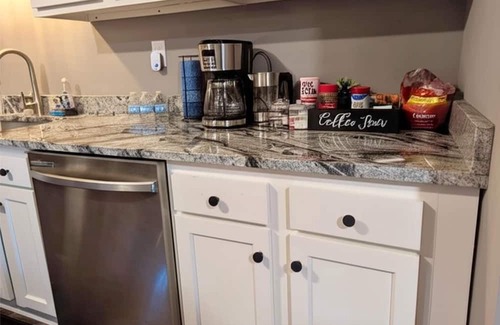 South Side Slopes Apartment | Modern 2-br apartment in Southside Flats PGH. Free WIFI, Free Coffee, Free Wine