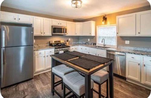 South Side Slopes Apartment | Modern 2-br apartment in Southside Flats PGH. Free WIFI, Free Coffee, Free Wine