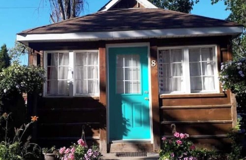 Grand Bend Cabin | Cozy Cabin #7, one block to beach