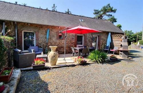 Lannebert House | Take advantage of the on-site spa, infrared sauna and tennis court shared with the adjoining gîte.
