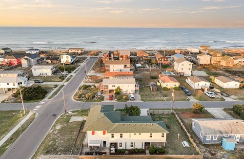 Colington Cottage | Counting Pelicans + Ocean View + Pelican Hunt in Kill Devil Hills, NC