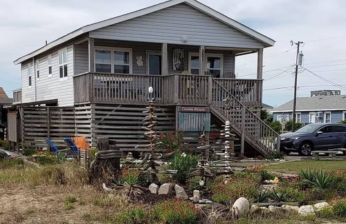 Colington Cottage | Counting Pelicans + Ocean View + Pelican Hunt in Kill Devil Hills, NC