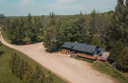 Miller Lake House | Renovated RV Near Tobermory & The Grotto