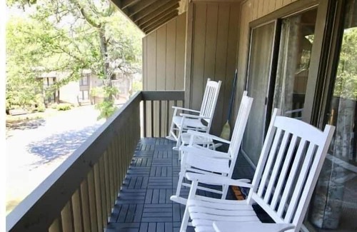 Pinehurst Condo | Sealladh Loch Summary