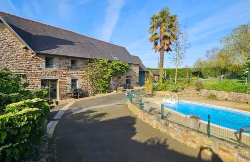 Saint-Quentin-sur-le-Homme Cottage | Au Mont De La Quintine #Pool and Jacuzzi