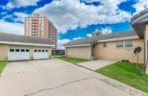 Wichita House | Dazzling East Side 3BR 2 BA Coffee/WFI/SMRT TV