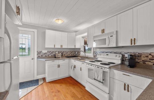 Savage Harbour House | Harbour Hues - minutes from the beach!