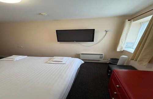 Quedgeley Apartment | GO2 Gloucester Hotel by OYO | Standard Double