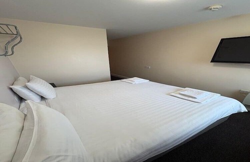Quedgeley Apartment | GO2 Gloucester Hotel by OYO | Standard Double