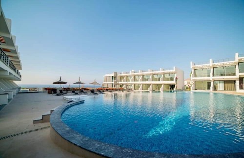 Bahceli Apartment | Beautiful studio: Relaxation by the pool under palm trees
