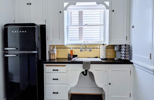Hosford-Abernethy Apartment | Ladd's Addition Bohemian Paradise ~ 95 WalkScore