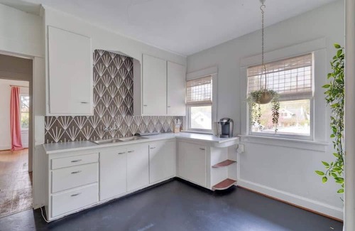 Hosford-Abernethy Apartment | Lively 2BR Old Hollywood Apt ~ 92 WalkScore