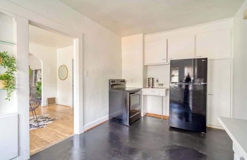 Hosford-Abernethy Apartment | Lively 2BR Old Hollywood Apt ~ 92 WalkScore