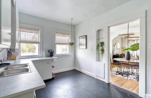 Hosford-Abernethy Apartment | Lively 2BR Old Hollywood Apt ~ 92 WalkScore