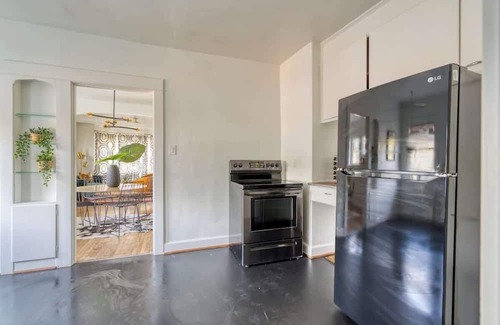 Hosford-Abernethy Apartment | Lively 2BR Old Hollywood Apt ~ 92 WalkScore