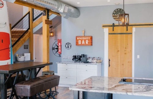 Weeki Wachee Gardens House | Weeki Tiki House: Laid-back paradise on the Weeki Wachee River