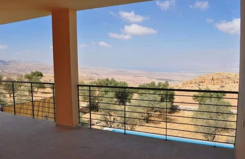 Al-Maghtas House | ★ Spacious Retreat ★ Stunning Views, Pool, Art