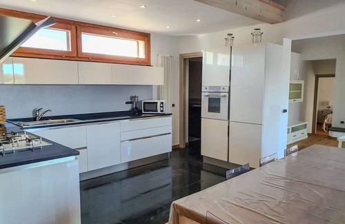 Carloforte House | Da Riccardo - Double Bedroom Yellow Rose Window