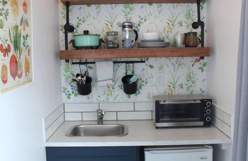 Coleman Apartment | Fair Wind Cottage- relaxing space with fireplace - Studio Suite