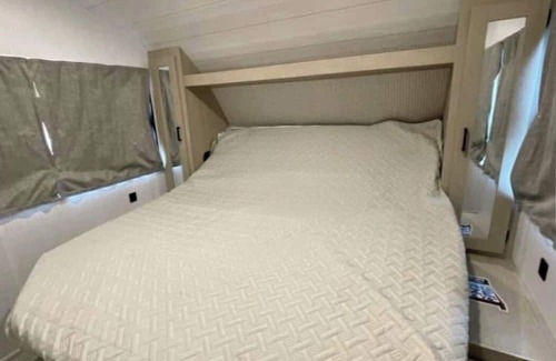 Jerusalem House | Cozy 2-bedroom RV in Serene Jerusalem with WiFi, AC, and plenty space to sleep