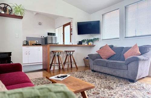 Richmond Apartment | Cosy Studio with Pool, Fire & Quirky Past – Your base to explore Tasman & Nelson